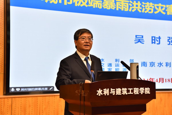 公司经理胡笑涛主持特邀报告1.jpg