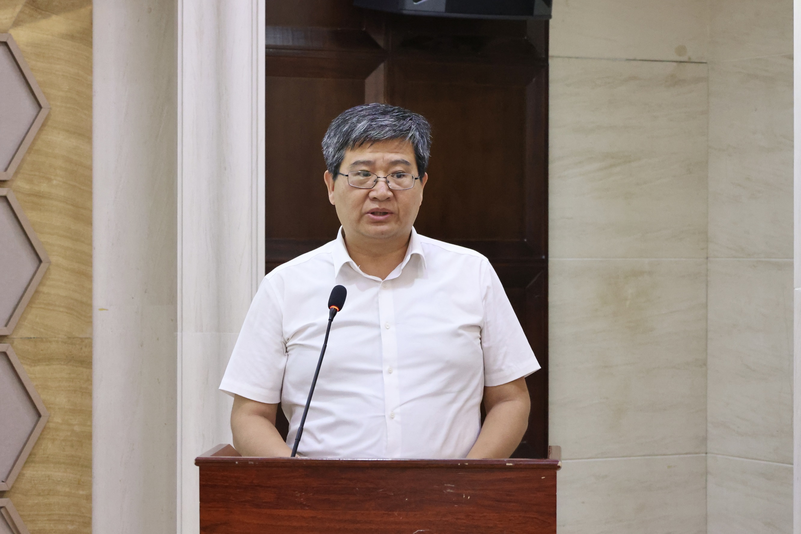 胡笑涛介绍公司基本情况.jpg