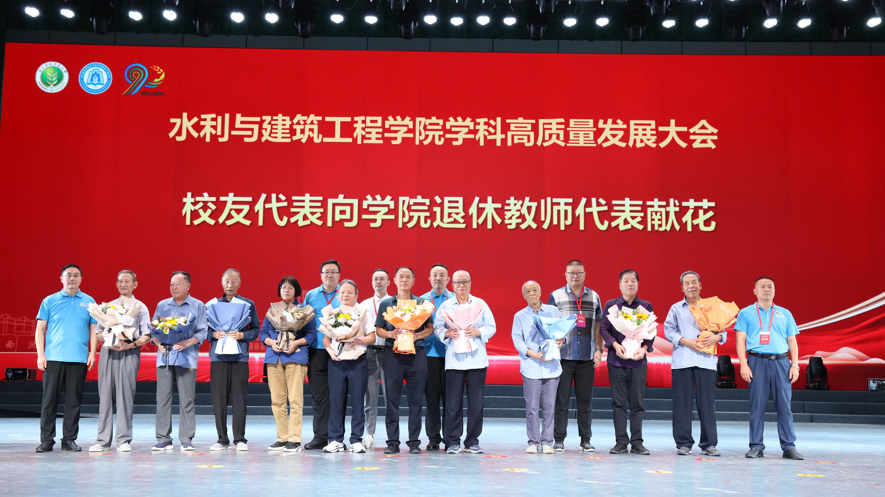 9-青年员工代表向离退休教师代表敬献鲜花.jpeg