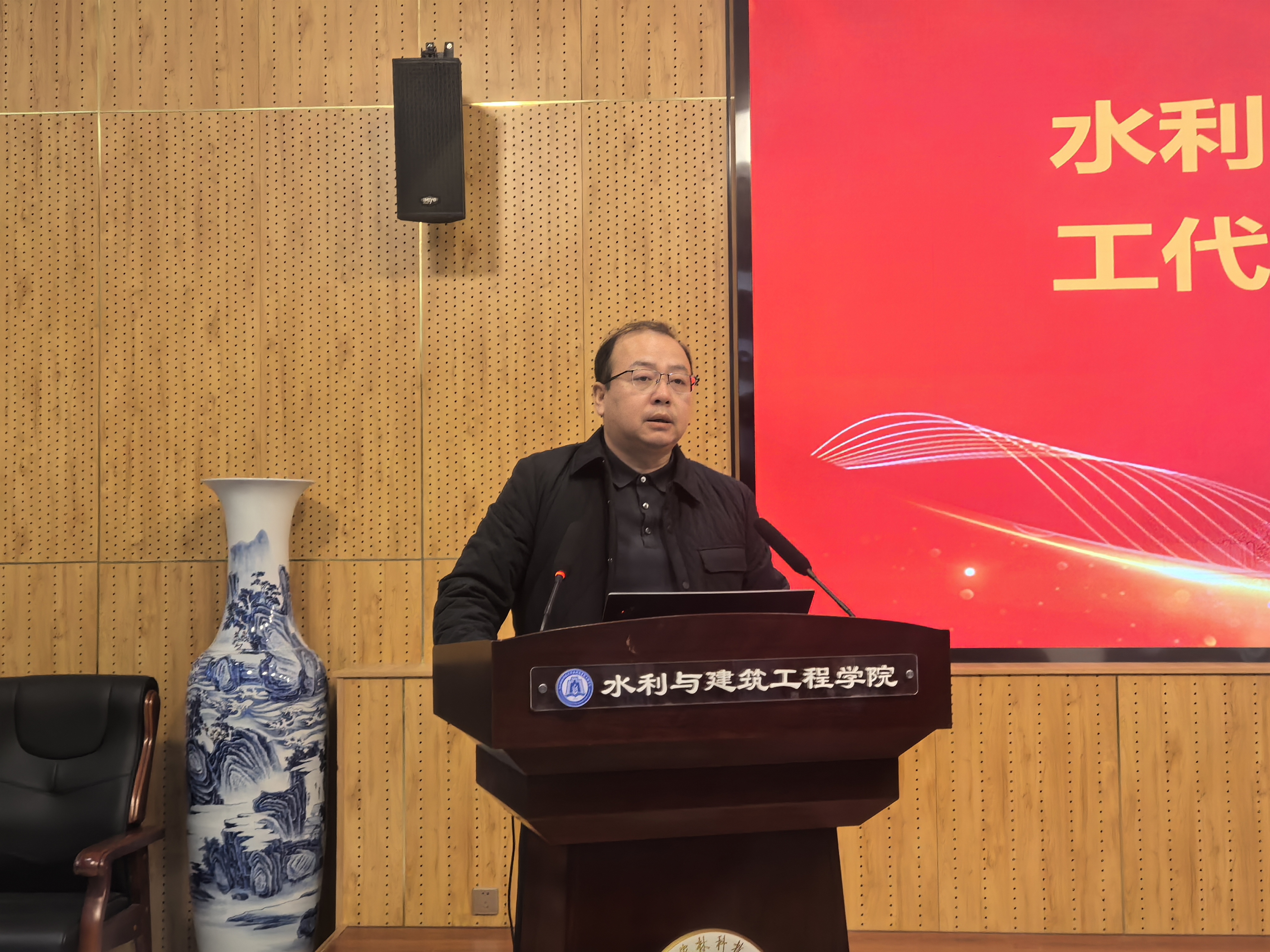 副经理胡明铭主持会议.jpg