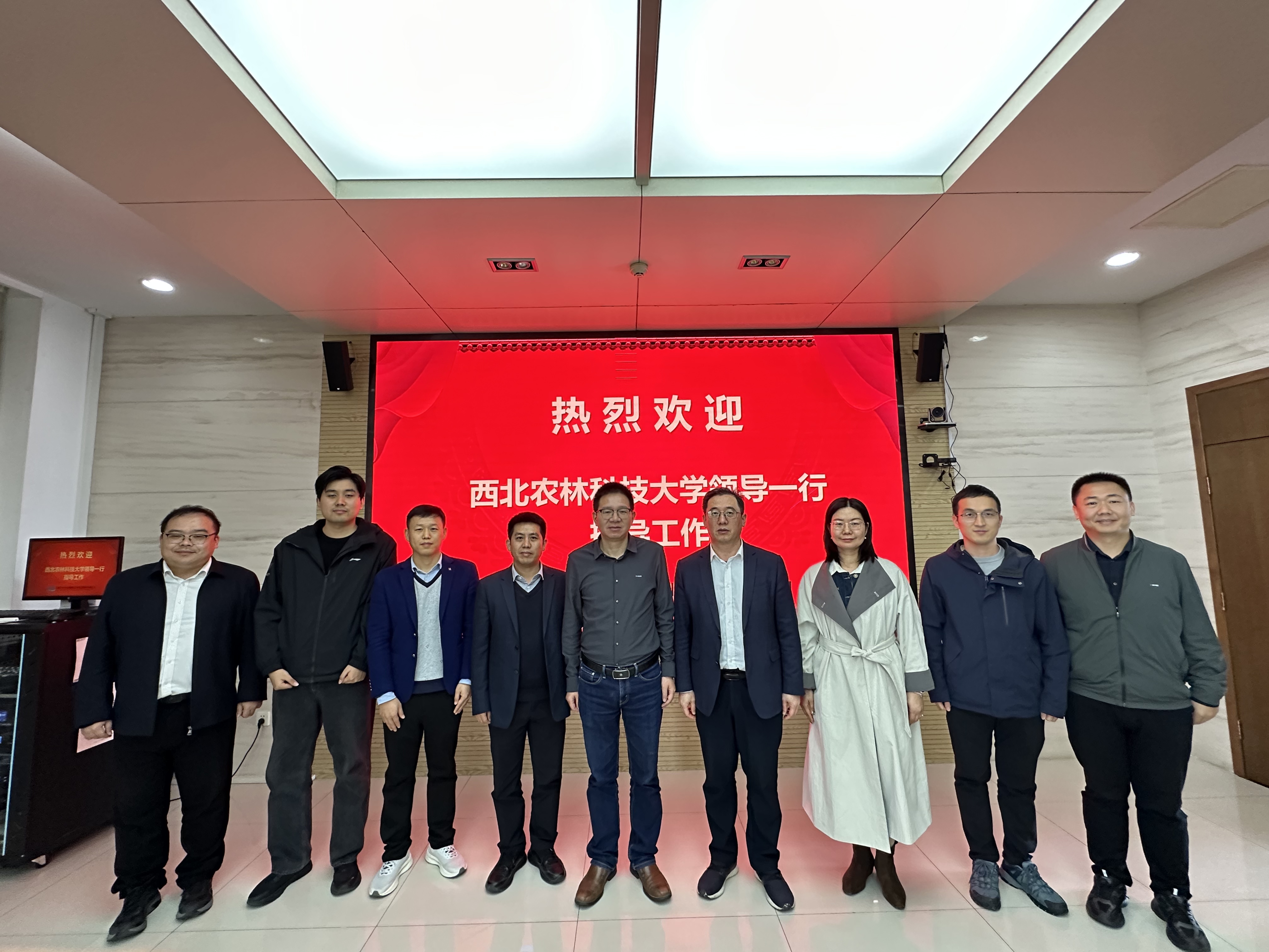 与员工合影.jpg