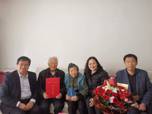 5441f2e11fc5494cb5d58076816f47ef.jpg 公司为朱凤书教授颁发获奖证书和奖牌_副本.jpg