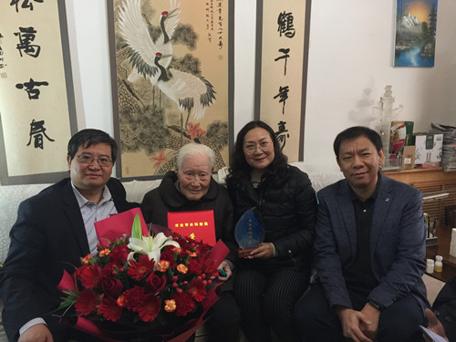 7f29f8522de646aa994cd335061d1b5c.jpg 公司为熊运章教授颁发获奖证书和奖牌_副本.jpg